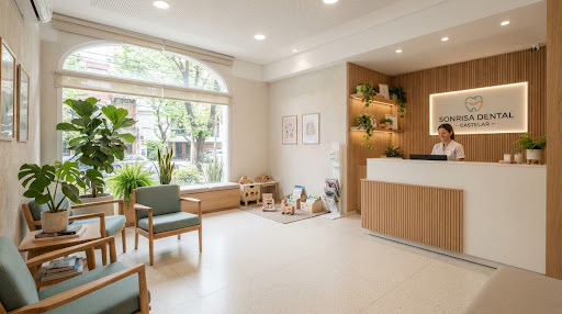 Sala de espera y recepción de Natalia Formento Odontología en Castelar Norte, equipada con sillones de diseño y rincón infantil